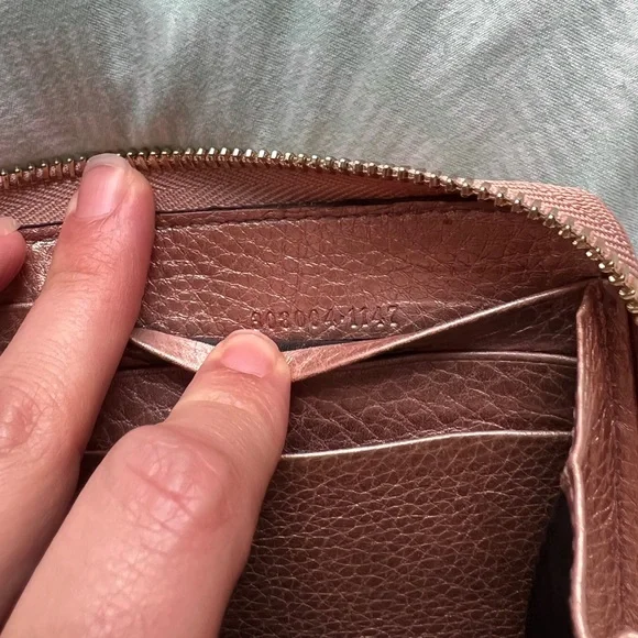 Authentic Gucci- Metallic Pebbled Calfskin SoHo Zip Around Leather Wallet - Picture 7 of 8